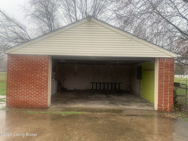 6811 Creston Dr, Louisville, KY 40258