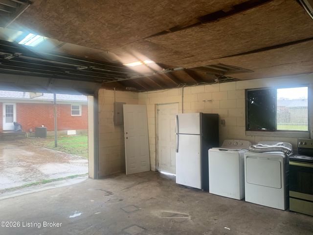 6811 Creston Dr, Louisville, KY 40258