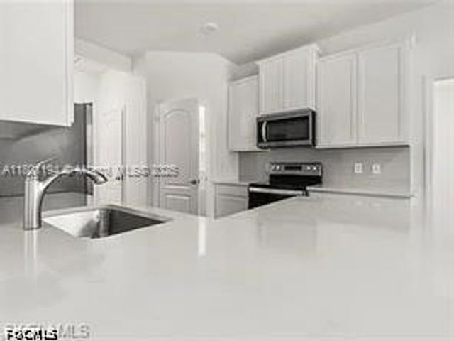 209 SE 26th TER, Cape Coral, FL 33904