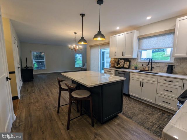 3223 FLATROCK DR, Whitehall, PA 18052