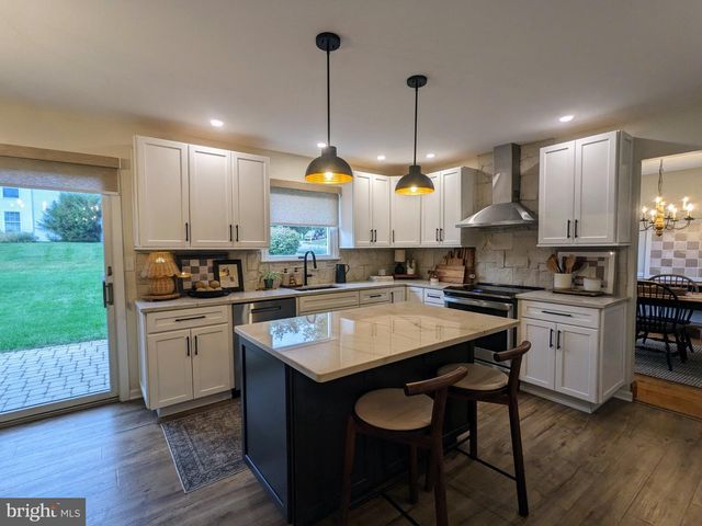 3223 FLATROCK DR, Whitehall, PA 18052
