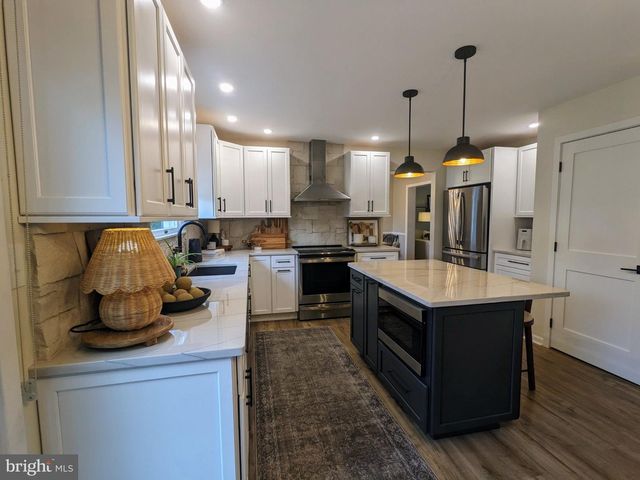 3223 FLATROCK DR, Whitehall, PA 18052