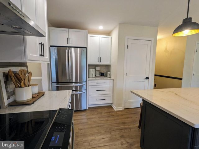 3223 FLATROCK DR, Whitehall, PA 18052