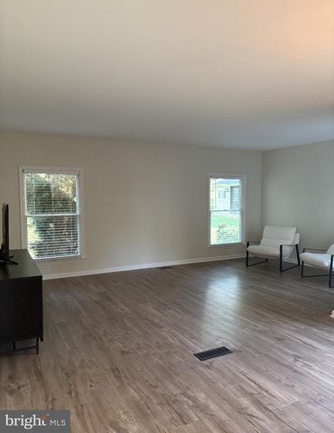 3223 FLATROCK DR, Whitehall, PA 18052