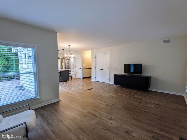 3223 FLATROCK DR, Whitehall, PA 18052