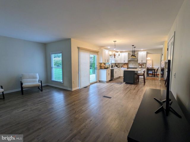 3223 FLATROCK DR, Whitehall, PA 18052