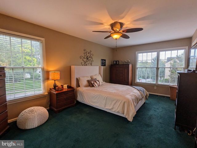 3223 FLATROCK DR, Whitehall, PA 18052