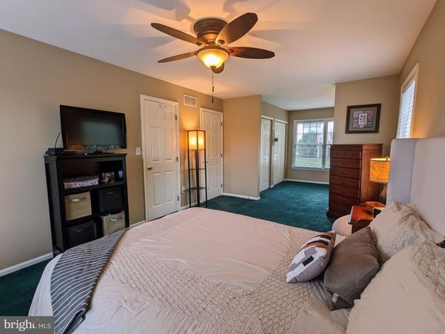 3223 FLATROCK DR, Whitehall, PA 18052