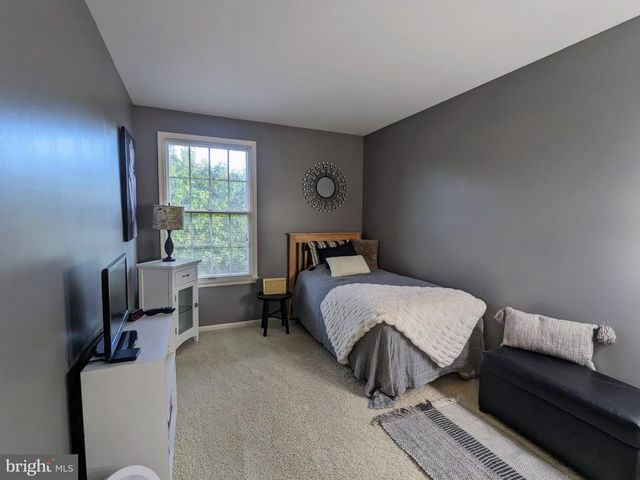 3223 FLATROCK DR, Whitehall, PA 18052