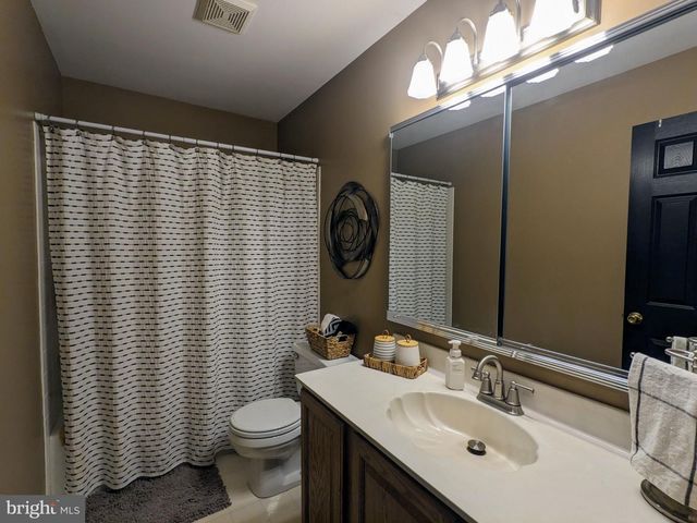 3223 FLATROCK DR, Whitehall, PA 18052