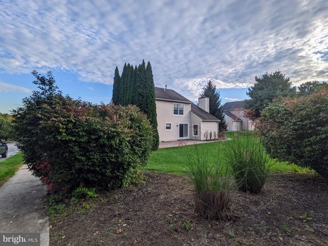 3223 FLATROCK DR, Whitehall, PA 18052