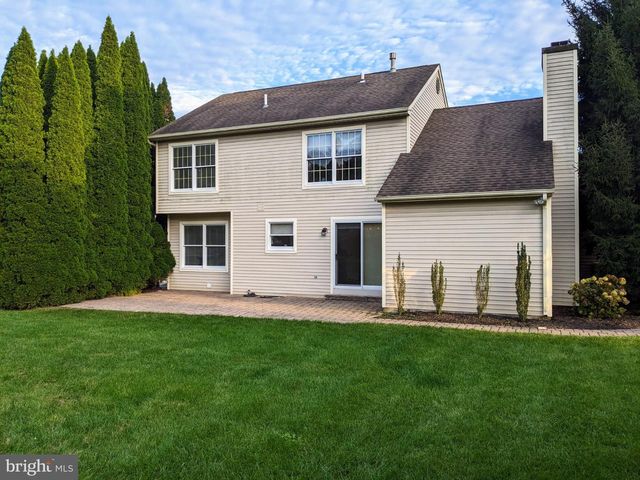 3223 FLATROCK DR, Whitehall, PA 18052