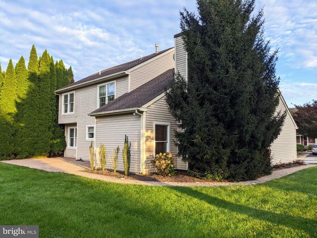 3223 FLATROCK DR, Whitehall, PA 18052