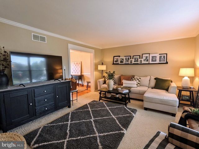 3223 FLATROCK DR, Whitehall, PA 18052