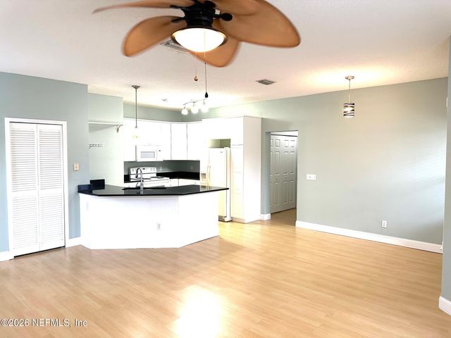 1723 FOREST LAKE Circle 3, Jacksonville, FL 32225