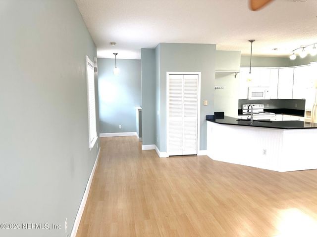 1723 FOREST LAKE Circle 3, Jacksonville, FL 32225