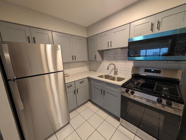7925 W 103 Street 7, Palos Hills, IL 60465