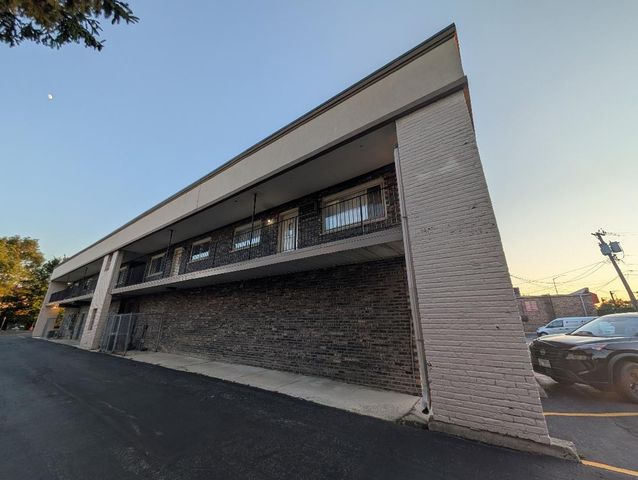 7925 W 103 Street 7, Palos Hills, IL 60465