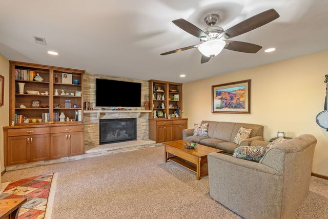 602 E Sheridan Drive, Eldridge, IA 52748