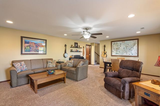 602 E Sheridan Drive, Eldridge, IA 52748