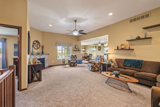 602 E Sheridan Drive, Eldridge, IA 52748