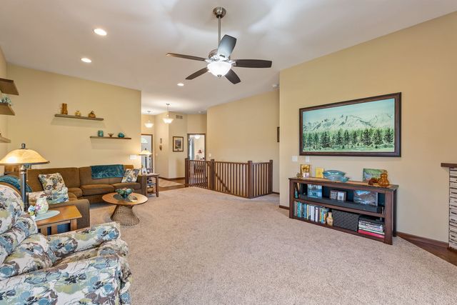 602 E Sheridan Drive, Eldridge, IA 52748