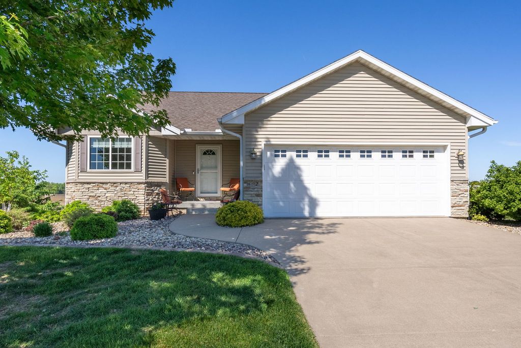 602 E Sheridan Drive, Eldridge, IA 52748
