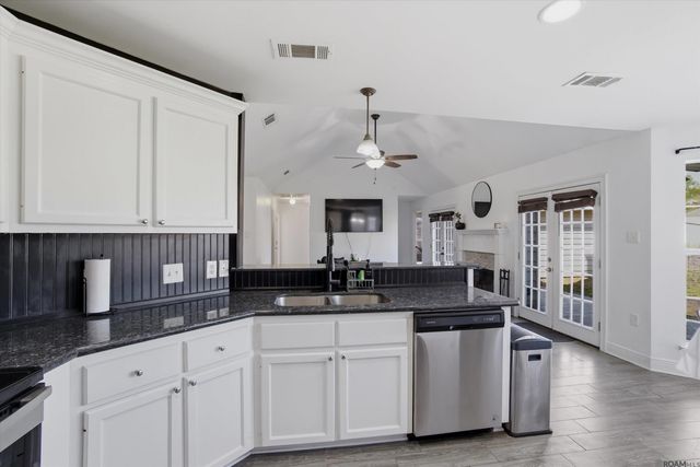 15258 E Bayou Dr, Prairieville, LA 70769