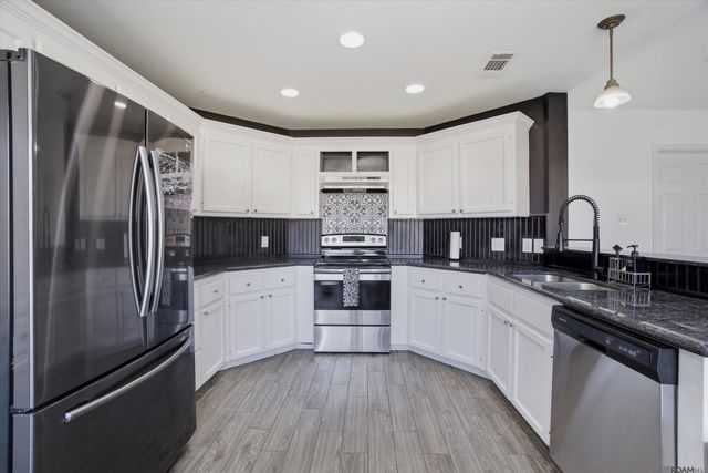 15258 E Bayou Dr, Prairieville, LA 70769