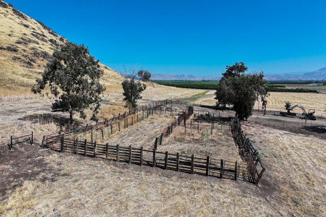 9464 Porter Avenue, Dinuba, CA 93618