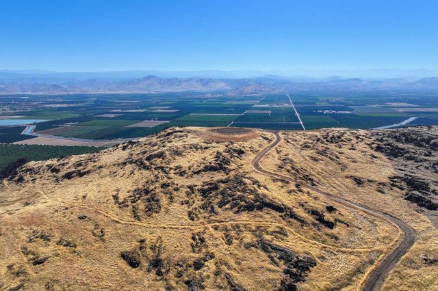9464 Porter Avenue, Dinuba, CA 93618