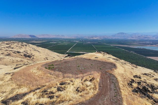 9464 Porter Avenue, Dinuba, CA 93618