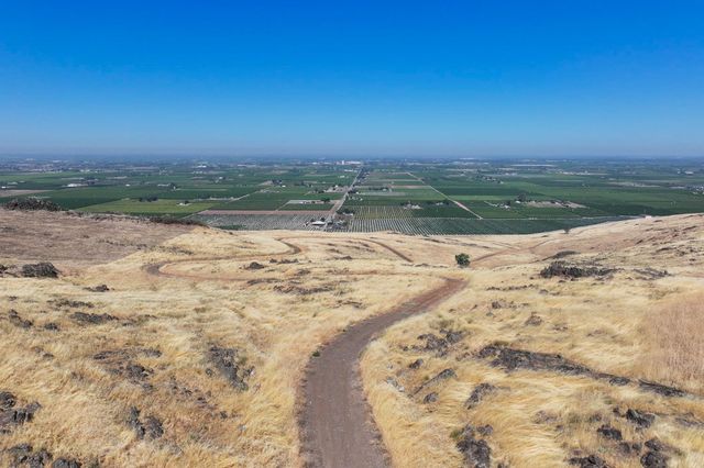 9464 Porter Avenue, Dinuba, CA 93618
