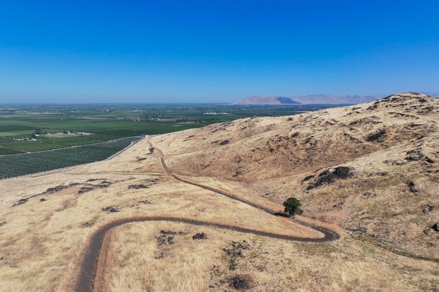 9464 Porter Avenue, Dinuba, CA 93618