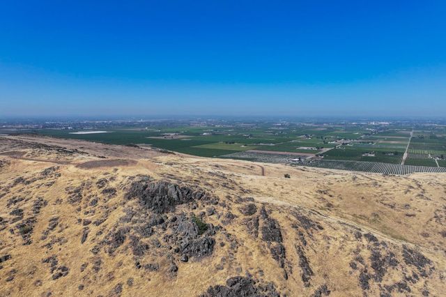 9464 Porter Avenue, Dinuba, CA 93618