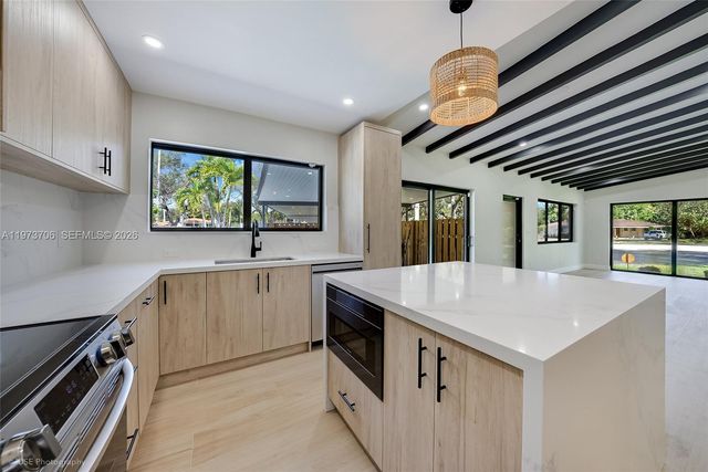 6260 Plantation Rd, Plantation, FL 33317