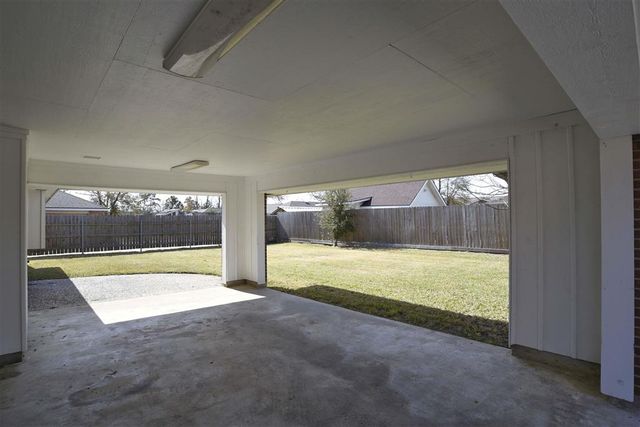 4948 E St Charles Avenue, Lake Charles, LA 70605