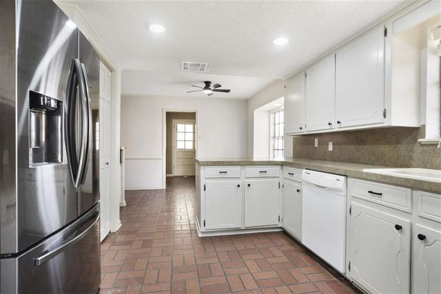 4948 E St Charles Avenue, Lake Charles, LA 70605