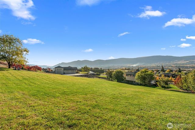 2945 Martin Place, East Wenatchee, WA 98802