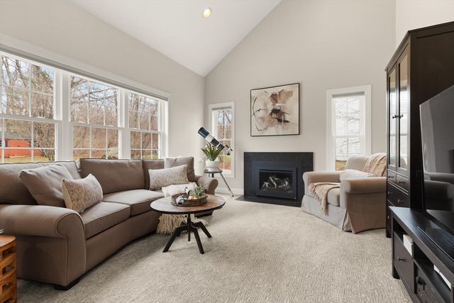 14 Hutchins Way, Westford, MA 01886