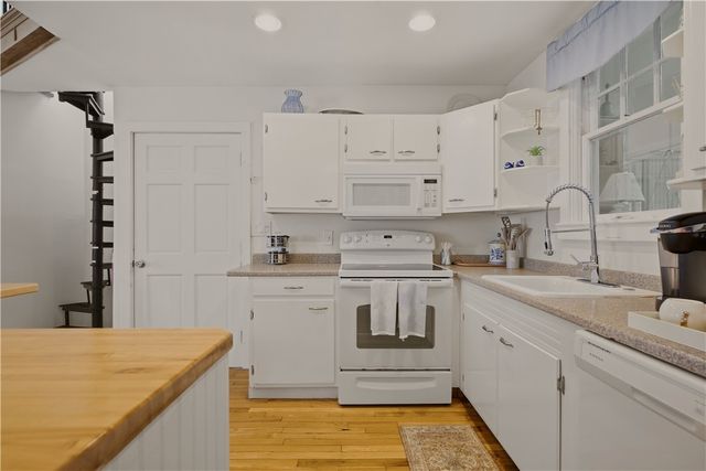 91 Easton Avenue, Portsmouth, RI 02871