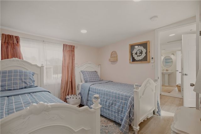 91 Easton Avenue, Portsmouth, RI 02871