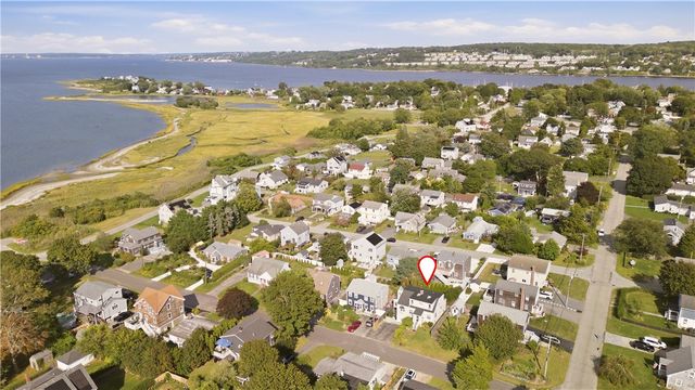 91 Easton Avenue, Portsmouth, RI 02871