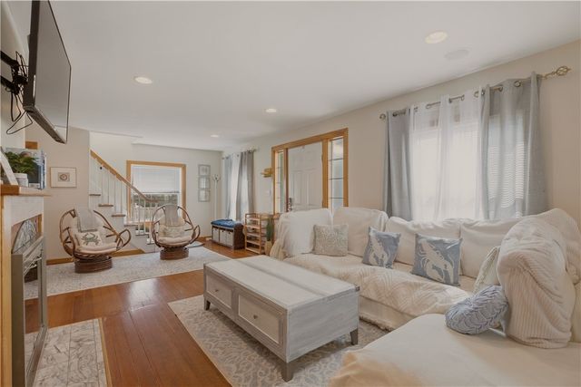 91 Easton Avenue, Portsmouth, RI 02871