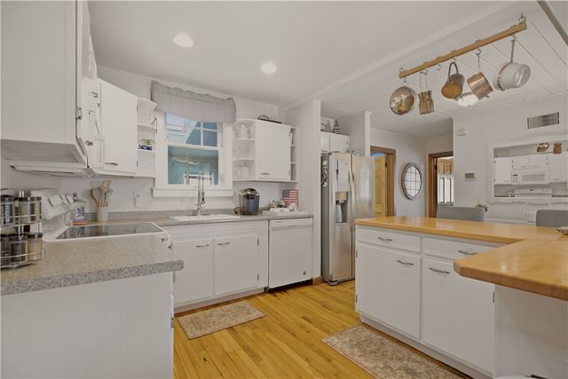 91 Easton Avenue, Portsmouth, RI 02871