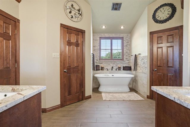 17 NW Burr Oak Dr, Lawton, OK 73505