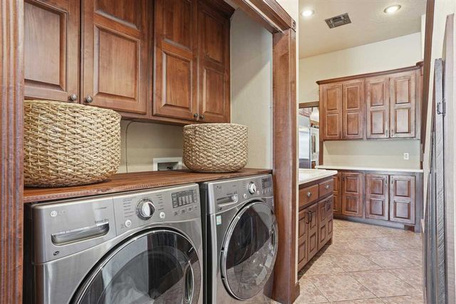 17 NW Burr Oak Dr, Lawton, OK 73505