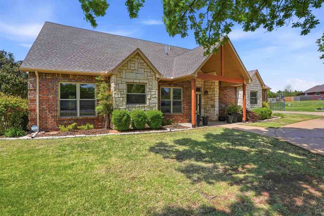 17 NW Burr Oak Dr, Lawton, OK 73505