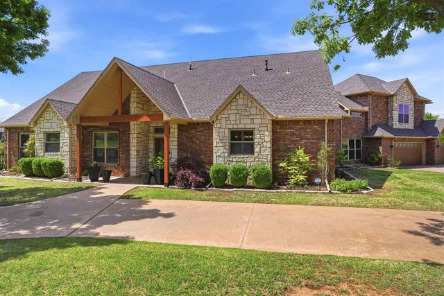 17 NW Burr Oak Dr, Lawton, OK 73505