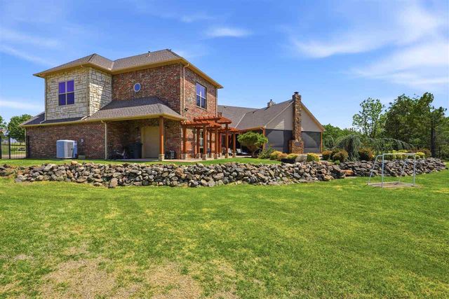 17 NW Burr Oak Dr, Lawton, OK 73505